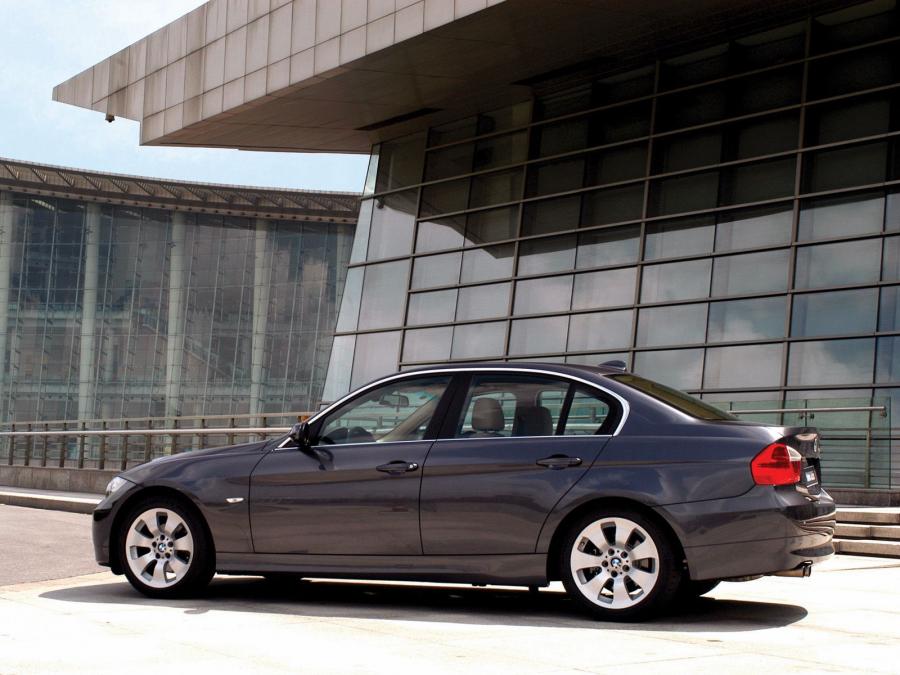  BMW 325i Sedan 2005 года  (фото 9 из 11)